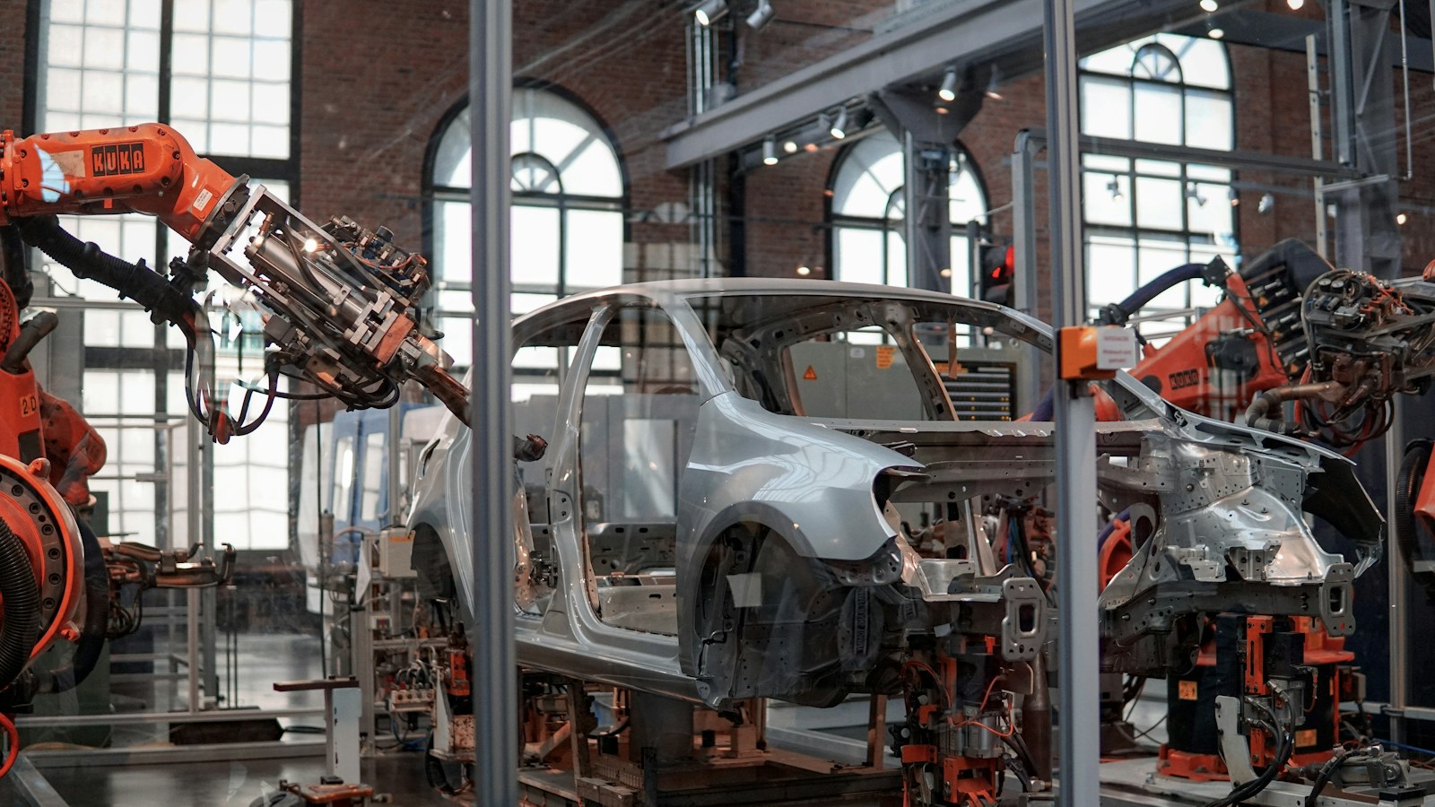 Automated production line: robotic arms assembling on the shop floor